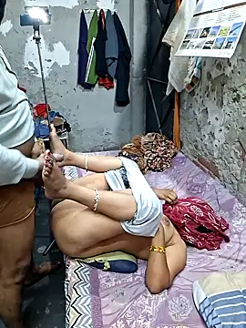 Radhacpl9528 online show from April 18, 2026, 6:32 pm