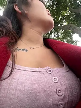 Molly-xiao online show from April 15, 2026, 10:10 am