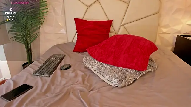 Snapshot of LittleZanee chatting on January 13, 2026, 8:13 pm LittleZanee online show from January 13, 2026, 8:13 pm