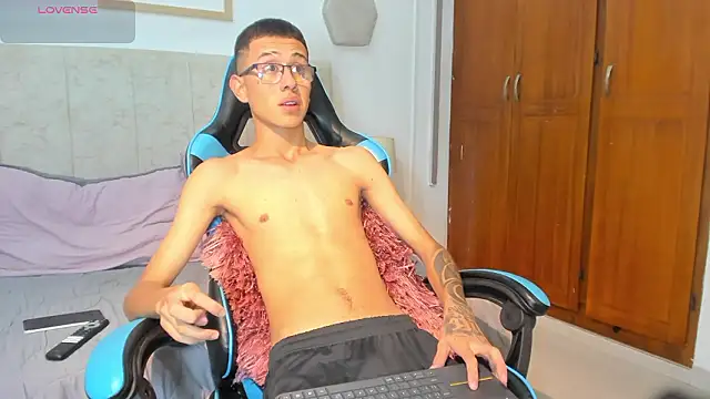 Snapshot of asher_lux chatting on February 2, 2026, 8:30 pm asher lux online show from February 2, 2026, 8:30 pm