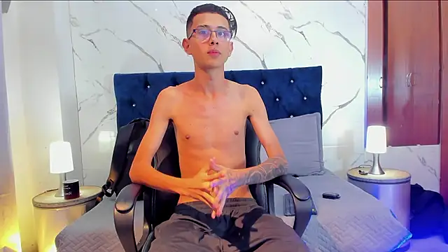 Snapshot of asher_lux chatting on February 19, 2026, 9:01 pm asher lux online show from February 19, 2026, 9:01 pm