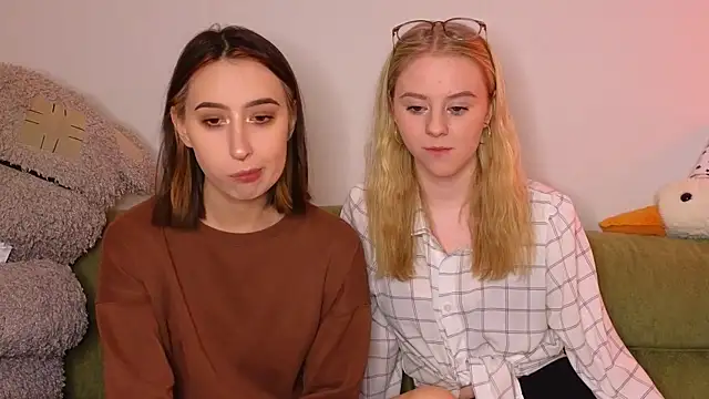 Snapshot of Mimipaws chatting on January 11, 2026, 8:49 pm Mimipaws online show from January 11, 2026, 8:49 pm