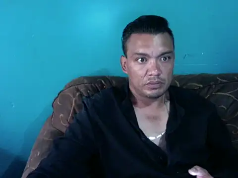 latinomoreno95 online show from May 17, 2026, 9:04 pm