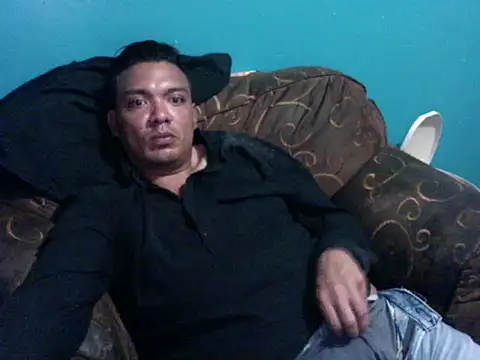 latinomoreno95 online show from May 15, 2026, 11:47 pm