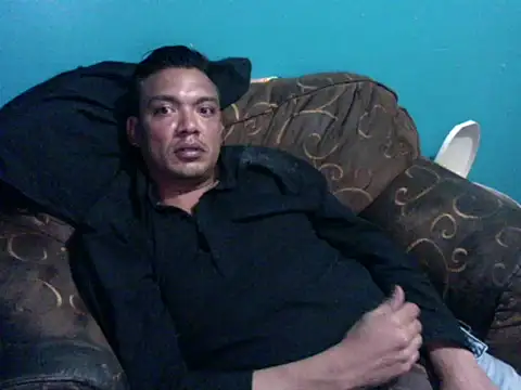 latinomoreno95 online show from May 15, 2026, 11:03 pm