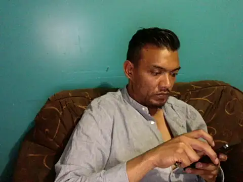 latinomoreno95 online show from May 5, 2026, 12:24 am