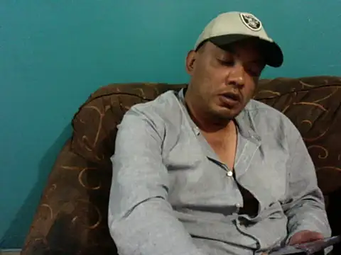 latinomoreno95 online show from May 27, 2026, 5:26 am