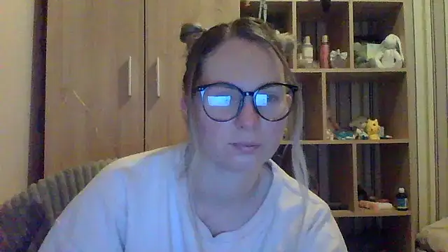 Snapshot of VikiLove765 chatting on February 8, 2026, 9:45 pm VikiLove765 online show from February 8, 2026, 9:45 pm