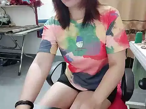 Snapshot of Heni6368 chatting on April 4, 2026, 9:32 pm Heni6368 online show from April 4, 2026, 9:32 pm