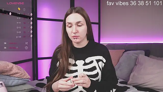 Snapshot of Alice_Goth chatting on April 3, 2026, 12:28 am Alice Goth online show from April 3, 2026, 12:28 am