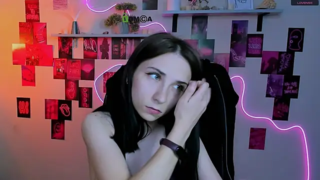 sweetie chloe  online show from April 22, 2026, 8:43 am