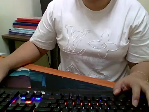 Snapshot of Sarah_no_land chatting on April 15, 2026, 2:17 am Sarah no land online show from April 15, 2026, 2:17 am