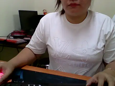 Snapshot of Sarah_no_land chatting on April 9, 2026, 3:08 am Sarah no land online show from April 9, 2026, 3:08 am