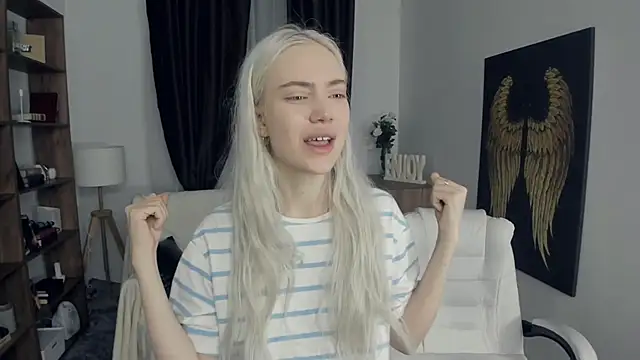 KristalCrowner online show from February 20, 2026, 7:38 pm