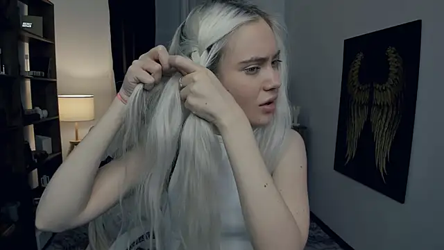 KristalCrowner online show from February 4, 2026, 7:09 pm