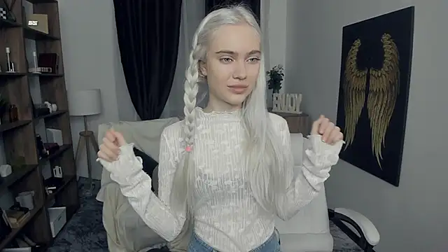 KristalCrowner online show from February 12, 2026, 7:02 pm