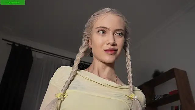 KristalCrowner online show from April 10, 2026, 7:21 pm