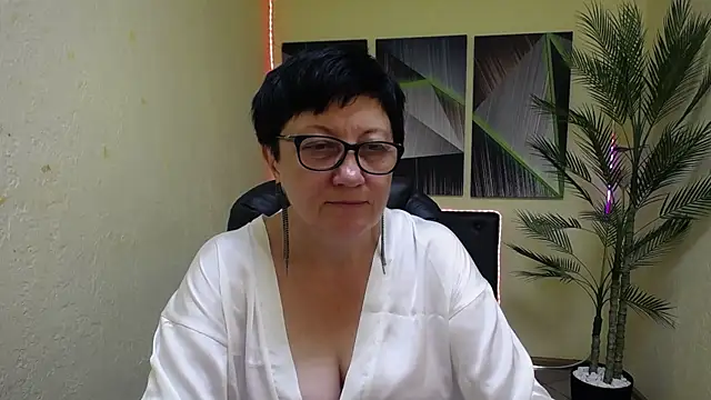 EmilyL0ve online show from July 21, 2026, 5:03 pm