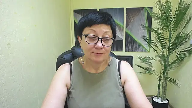 EmilyL0ve online show from July 19, 2026, 5:10 pm