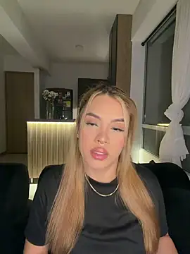 Snapshot of karymoron chatting on February 10, 2026, 5:17 am karymoron online show from February 10, 2026, 5:17 am