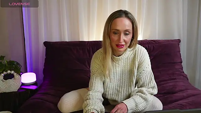 Emely Moon online show from January 18, 2026, 10:35 pm