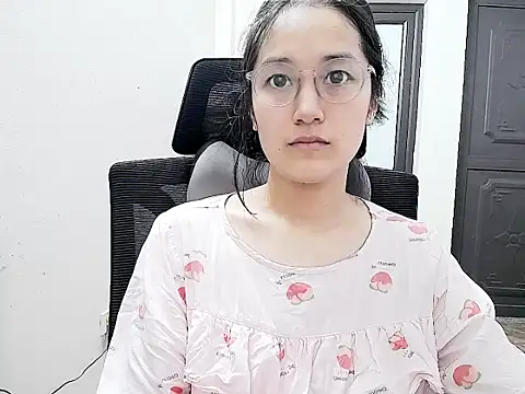 Snapshot of Shulee- chatting on April 10, 2026, 2:51 am Shulee- online show from April 10, 2026, 2:51 am