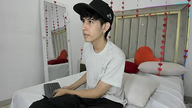 Snapshot of julian_xx chatting on February 18, 2026, 7:54 pm julian xx online show from February 18, 2026, 7:54 pm