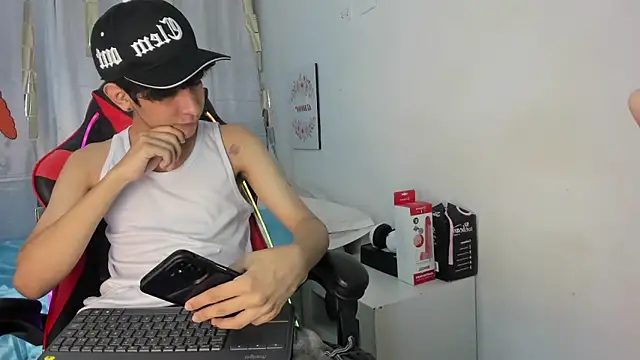 julian xx online show from April 7, 2026, 7:26 pm