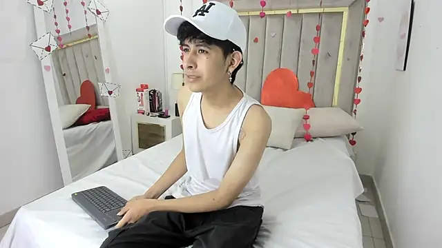 Snapshot of julian_xx chatting on February 13, 2026, 7:47 pm julian xx online show from February 13, 2026, 7:47 pm