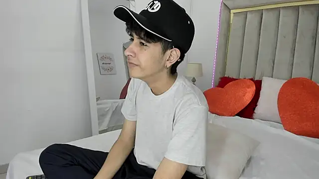 Snapshot of julian_xx chatting on February 7, 2026, 7:44 pm julian xx online show from February 7, 2026, 7:44 pm