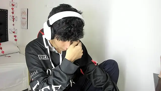 Snapshot of julian_xx chatting on February 27, 2026, 7:35 pm julian xx online show from February 27, 2026, 7:35 pm