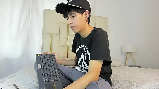 julian xx online show from July 13, 2026, 7:35 pm