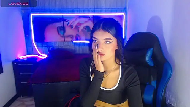 Snapshot of honeyluxe_ chatting on February 8, 2026, 4:32 am honeyluxe online show from February 8, 2026, 4:32 am