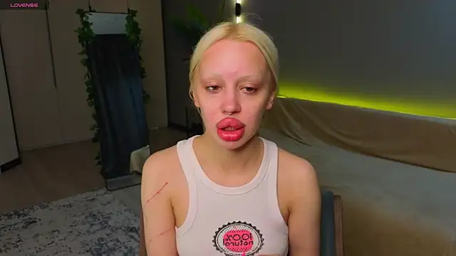 Luna Beverly online show from May 14, 2026, 8:17 pm