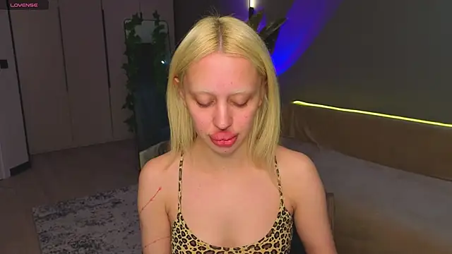 Luna Beverly online show from May 24, 2026, 8:20 pm