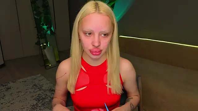 Luna Beverly online show from May 21, 2026, 8:39 pm