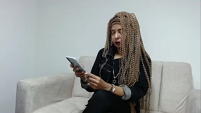 Snapshot of ZafiroBrown chatting on January 6, 2026, 8:35 pm ZafiroBrown online show from January 6, 2026, 8:35 pm