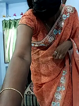 Snapshot of Tinarosy13 chatting on February 23, 2026, 8:04 am Tinarosy13 online show from February 23, 2026, 8:04 am