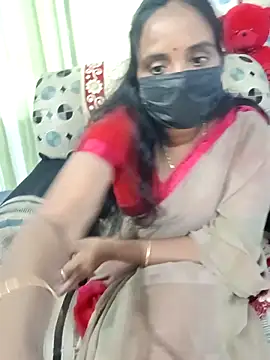 Snapshot of Tinarosy13 chatting on February 13, 2026, 6:35 am Tinarosy13 online show from February 13, 2026, 6:35 am