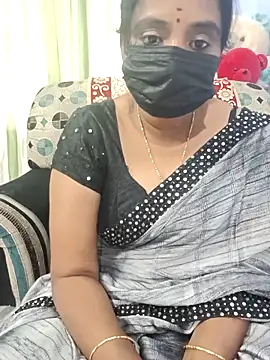 Snapshot of Tinarosy13 chatting on February 17, 2026, 6:11 am Tinarosy13 online show from February 17, 2026, 6:11 am