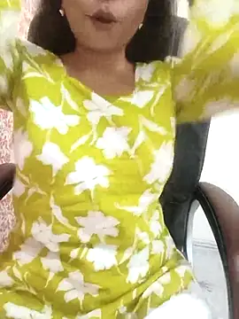 Hot Twinkle online show from April 2, 2026, 8:43 am