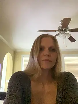 Snapshot of TinyDancer1027 chatting on January 11, 2026, 4:03 pm TinyDancer1027 online show from January 11, 2026, 4:03 pm