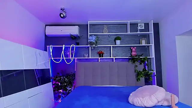 StephieRousee online show from April 6, 2026, 5:30 am