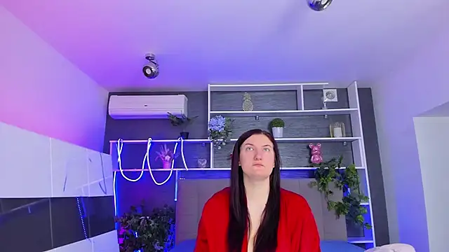 StephieRousee online show from April 18, 2026, 5:32 am