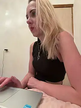 ElenaWhitmore online show from July 4, 2026, 9:08 pm