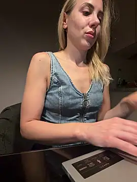 ElenaWhitmore online show from June 7, 2026, 10:15 pm