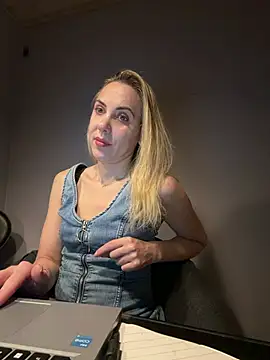 ElenaWhitmore online show from June 17, 2026, 10:30 pm