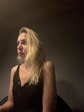 ElenaWhitmore online show from June 9, 2026, 10:44 pm
