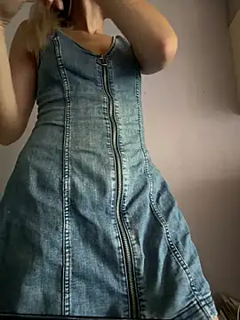 ElenaWhitmore online show from August 5, 2026, 4:23 pm
