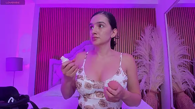 Snapshot of Violett_hott_ chatting on February 21, 2026, 1:02 pm Violett hott online show from February 21, 2026, 1:02 pm